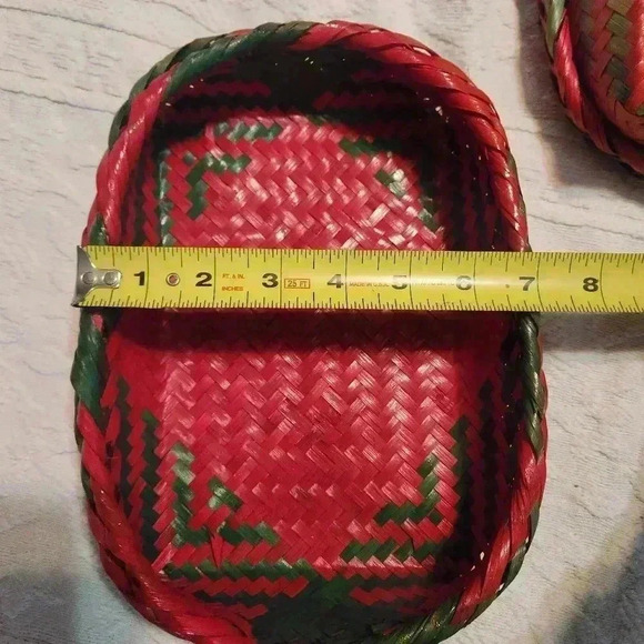 Christmas Woven Red & Green Baskets Set Of 2 Nesting Casserole Serving Baskets - Picture 7 of 8